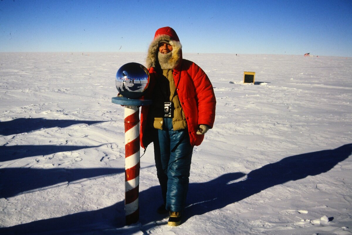 First tourist flight to the South Pole, January 11, 1988